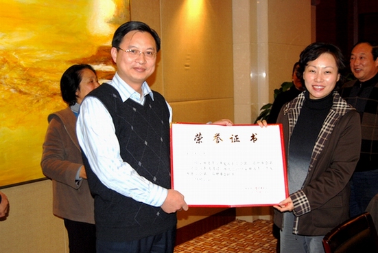 团省委书记王宏为王卫东校长颁发聘书