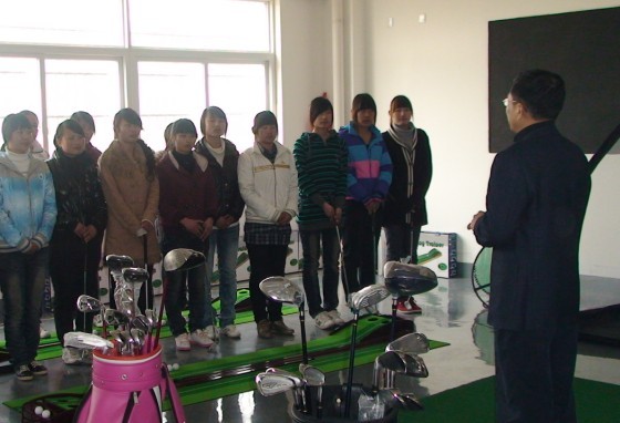 安徽省高尔夫球运动协会邢志昂秘书长和学生亲切交流