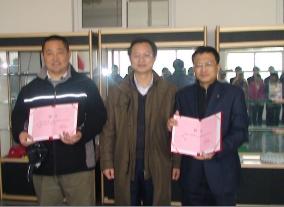 颁发特邀教授和学校理事成员聘书